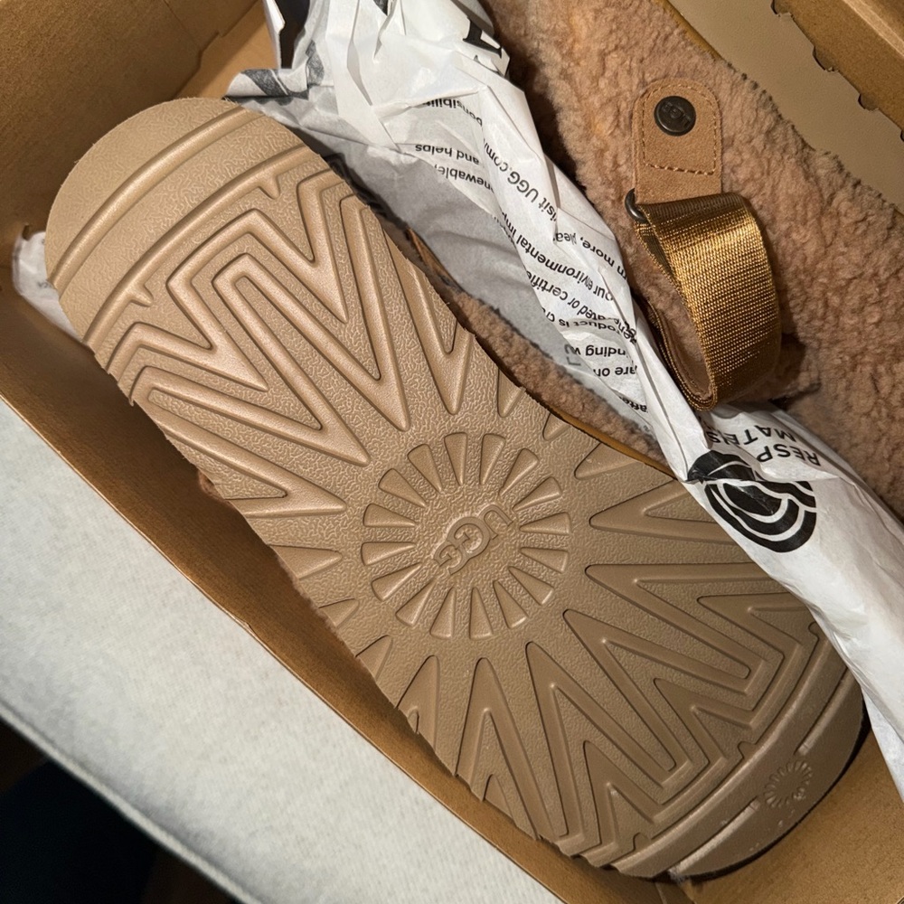 UGG Lanah Clog Slipper in Tan - Picture 5 of 7